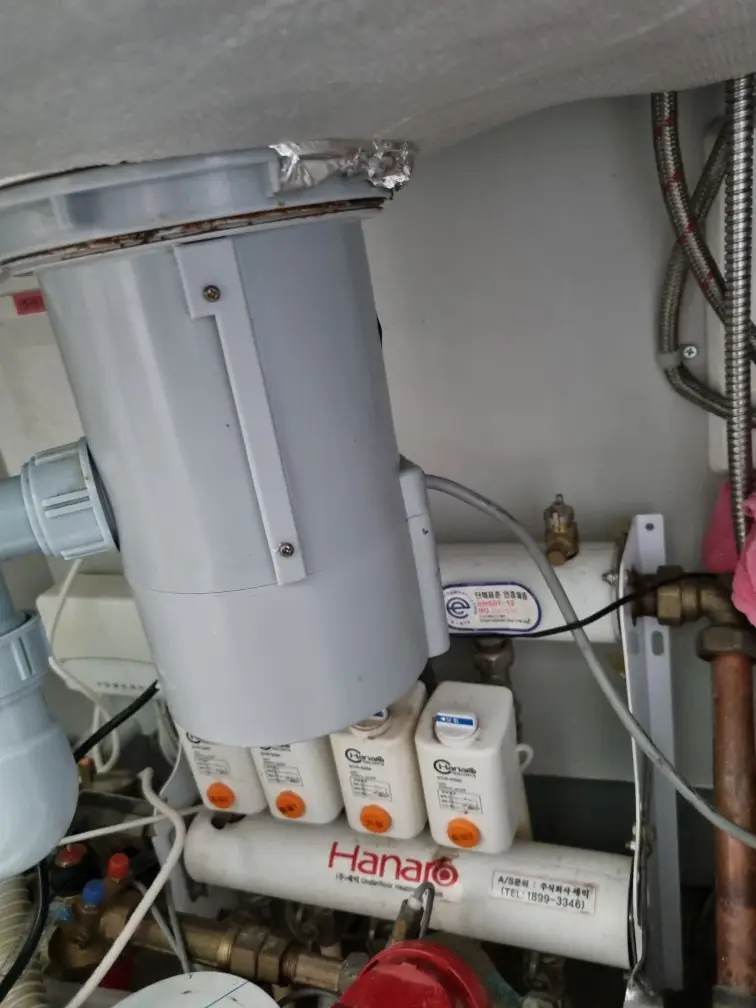 싱크대 배수구통 교체 작업, 누수와 냄새 해결 방법